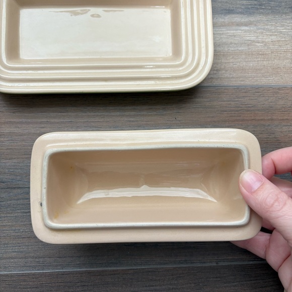 Le Creuset Covered Butter Dish, Green and Off White 1/4 lb Stick (BROKEN HANDLE) - Picture 8 of 8